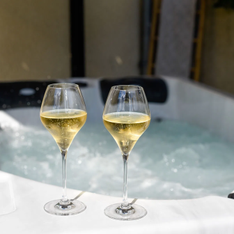 Relaxing Champagne weekend with jacuzzi