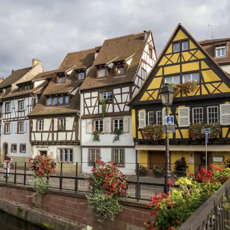 Visite village en alsace avec maisons à colombages
