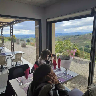 Déjeuner chez le vigneron dans le Beaujolais