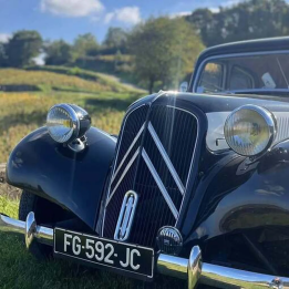 Sur les routes de Bourgogne en voiture de collection