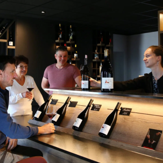 Dégustation de vin au comptoir lors d’un week-end viticole à Brouilly
