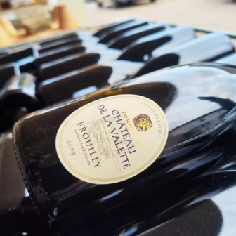 Bouteilles du Château de La Valette pour une visite de cave en Beaujolais