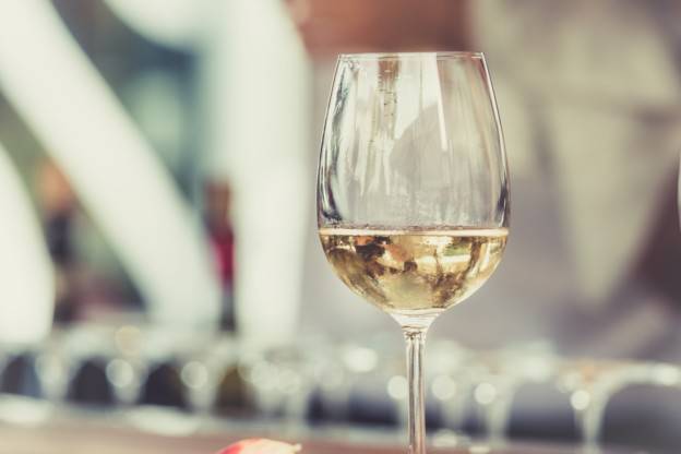 Un vin minéral dans son verre à pied