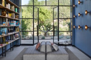 hôtel en Provence, vue sur l'extérieur à travers une baie vitrée