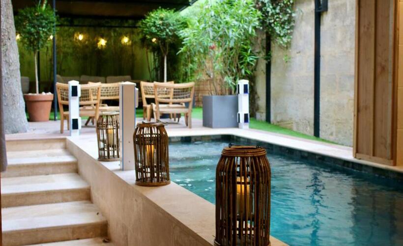 Accommodation in Bordeaux - 5 star hotel