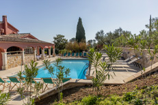 Sleep in a property in the middle of the vineyards in Provence