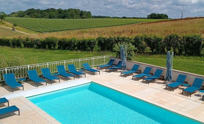 Pey La Tour - piscine au milieu des vignobles